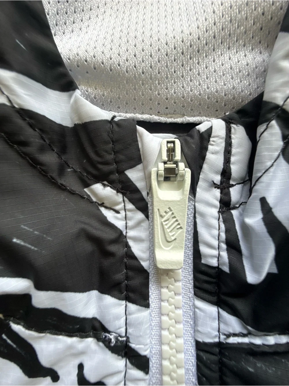Nike XL Black White Swoosh Print Hooded Windbreaker Jacket
